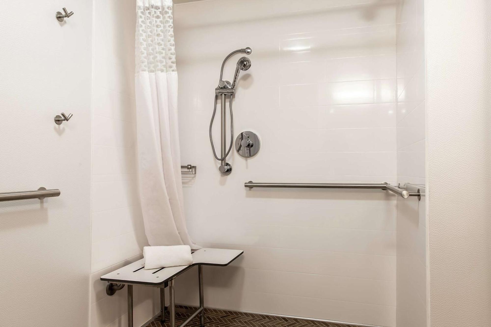 Hampton Inn Rockford Bagian luar foto